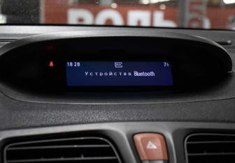 Подержанный автомобиль Renault Fluence 2016 года (19 фото)