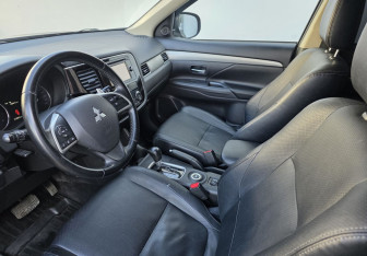 Подержанный автомобиль Mitsubishi Outlander 2013 года (9 фото)