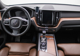 Подержанный автомобиль Volvo XC60 2020 года (13 фото)