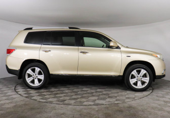 Подержанный автомобиль Toyota Highlander 2011 года (4 фото)
