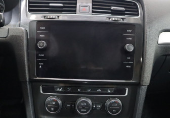 Подержанный автомобиль Volkswagen Golf Hatchback 2018 года (20 фото)