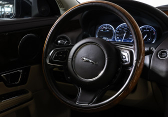 Подержанный автомобиль Jaguar XJ 2013 года (19 фото)