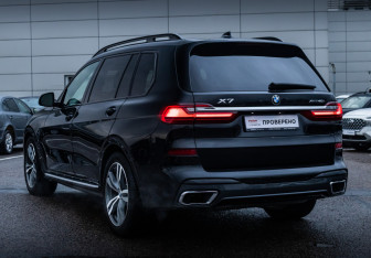 Подержанный автомобиль BMW X7 2021 года (9 фото)