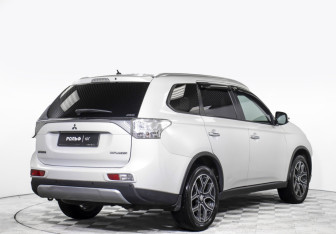 Подержанный автомобиль Mitsubishi Outlander 2014 года (5 фото)