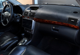 Подержанный автомобиль Toyota Avensis Sedan 2004 года (9 фото)