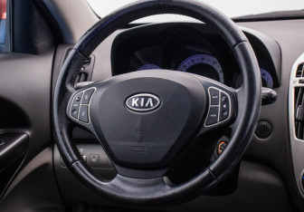 Подержанный автомобиль Kia Ceed Hatchback 2008 года (15 фото)