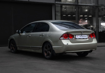 Подержанный автомобиль Honda Civic Sedan 2007 года (7 фото)