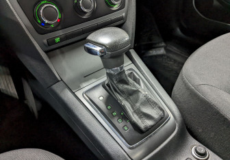 Подержанный автомобиль Skoda Fabia Hatchback 2010 года (25 фото)