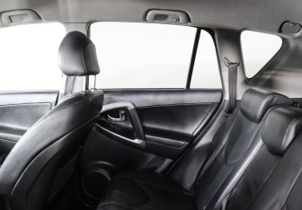 Подержанный автомобиль Toyota RAV4 2008 года (8 фото)