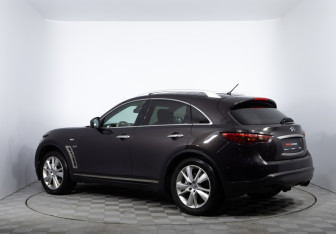 Подержанный автомобиль Infiniti QX70 2014 года (7 фото)