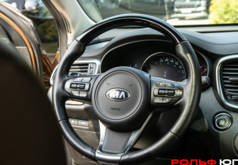 Подержанный автомобиль Kia Sorento 2017 года (14 фото)