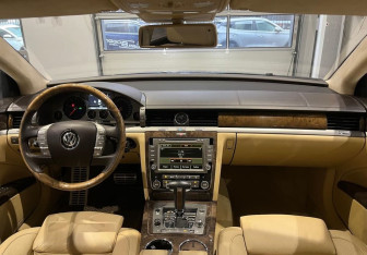 Подержанный автомобиль Volkswagen Phaeton 2010 года (17 фото)