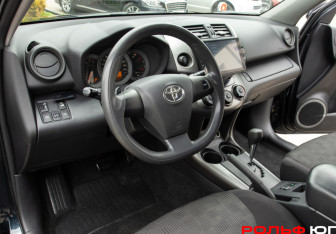 Подержанный автомобиль Toyota RAV4 2011 года (15 фото)