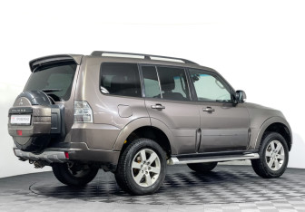 Подержанный автомобиль Mitsubishi Pajero 2012 года (5 фото)