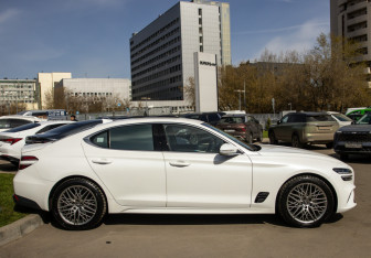 Подержанный автомобиль Genesis G70 2021 года (3 фото)