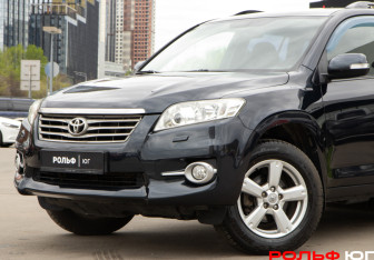 Подержанный автомобиль Toyota RAV4 2011 года (16 фото)