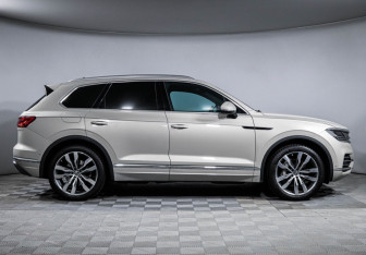 Подержанный автомобиль Volkswagen Touareg 2022 года (4 фото)
