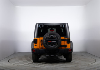Подержанный автомобиль Jeep Wrangler 2012 года (6 фото)