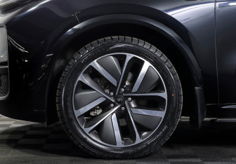 Подержанный автомобиль LiXiang L9 2023 года (29 фото)