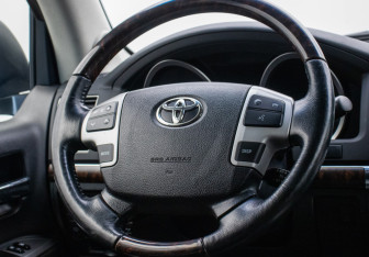 Подержанный автомобиль Toyota Land Cruiser Suv 2012 года (13 фото)