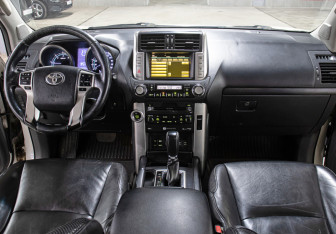 Подержанный автомобиль Toyota Land Cruiser Prado 2010 года (14 фото)