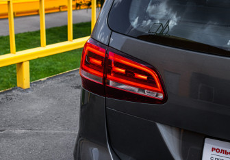Подержанный автомобиль Volkswagen Sharan 2018 года (17 фото)