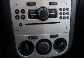 Подержанный автомобиль Opel Corsa 2007 года (13 фото)