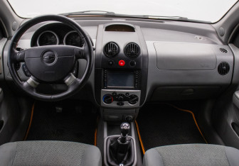 Подержанный автомобиль Chevrolet Aveo Hatchback 2004 года (13 фото)