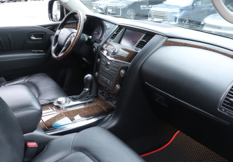 Подержанный автомобиль Infiniti QX56 2011 года (9 фото)