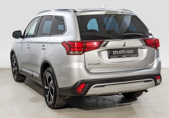 Подержанный автомобиль Mitsubishi Outlander 2022 года (7 фото)