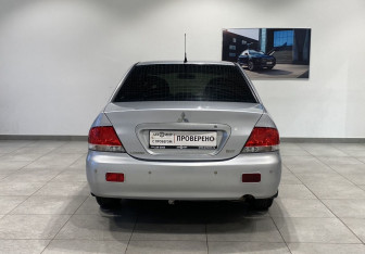 Подержанный автомобиль Mitsubishi Lancer Sedan 2006 года (6 фото)