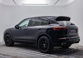 Подержанный автомобиль Porsche Cayenne 2015 года (3 фото)