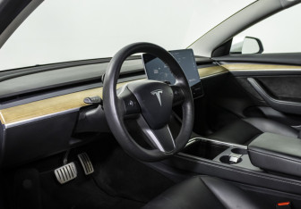 Подержанный автомобиль Tesla Model 3 2021 года (10 фото)