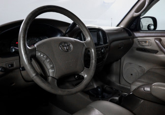 Подержанный автомобиль Toyota Sequoia 2004 года (14 фото)