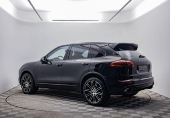Подержанный автомобиль Porsche Cayenne 2015 года (7 фото)
