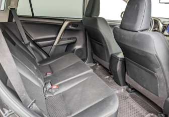 Подержанный автомобиль Toyota RAV4 2015 года (12 фото)