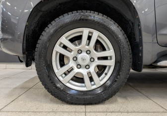 Подержанный автомобиль Toyota Land Cruiser Prado 2011 года (12 фото)