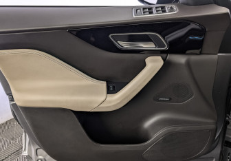 Подержанный автомобиль Jaguar F-Pace 2019 года (19 фото)