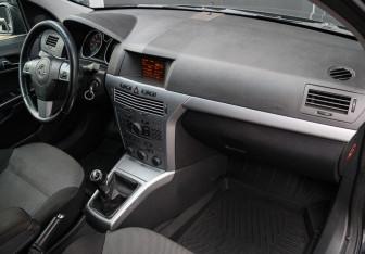 Подержанный автомобиль Opel Astra Sedan 2010 года (8 фото)