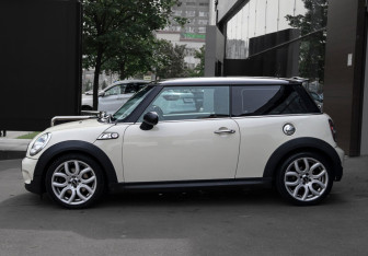Подержанный автомобиль MINI Hatch 2008 года (8 фото)