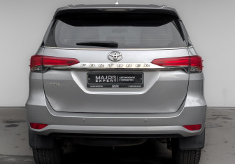 Подержанный автомобиль Toyota Fortuner 2020 года (6 фото)