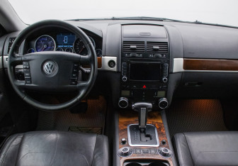 Подержанный автомобиль Volkswagen Touareg 2008 года (13 фото)