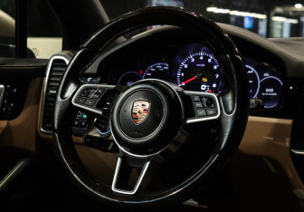Подержанный автомобиль Porsche Cayenne 2018 года (26 фото)