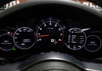 Подержанный автомобиль Porsche Cayenne 2020 года (14 фото)