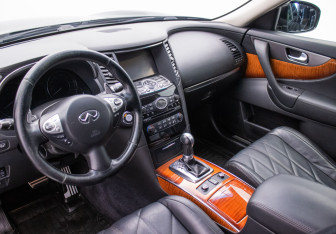 Подержанный автомобиль Infiniti QX70 2014 года (9 фото)