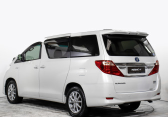 Подержанный автомобиль Toyota Alphard 2013 года (6 фото)