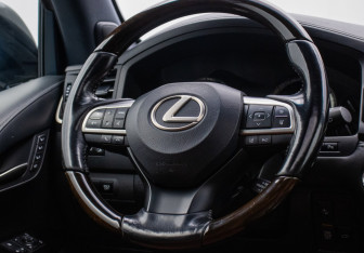 Подержанный автомобиль Lexus LX 2017 года (15 фото)
