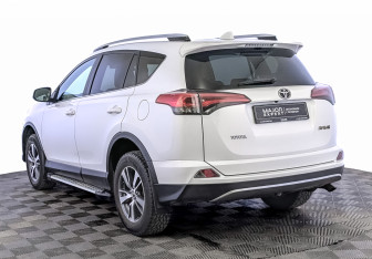 Подержанный автомобиль Toyota RAV4 2017 года (7 фото)