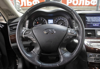 Подержанный автомобиль Infiniti Q70 2014 года (17 фото)