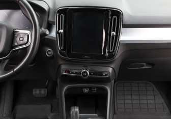 Подержанный автомобиль Volvo XC40 2019 года (13 фото)